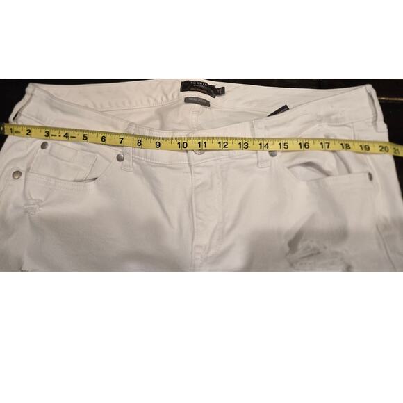 Torrid Cropped Boyfriend Distressed White Straight Jeans Vintage Stretch Size 18 - Picture 7 of 8